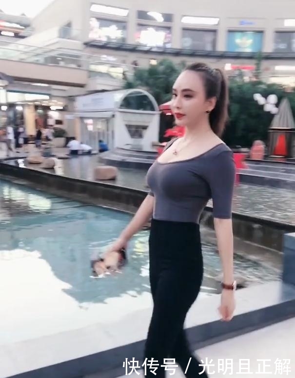 加上@浓妆形象出街的女神，加上时髦大圆领T恤，单纯的释放美