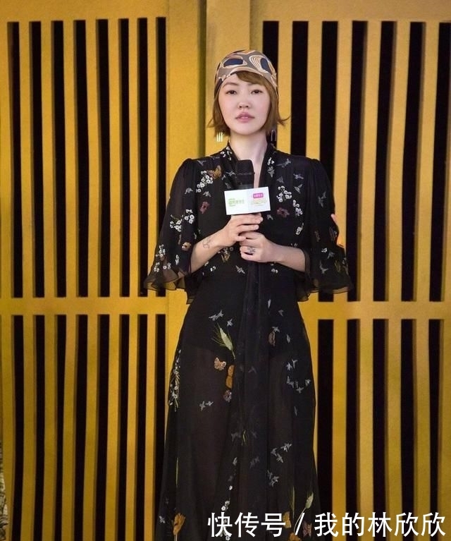  『休闲装』小S素颜走机场，休闲装竟能穿出时尚范儿，洒脱随性还有气场