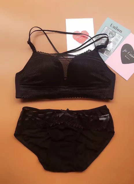 女人到了50岁，就该穿这些文胸，下面女人怎么穿，一个比一个美