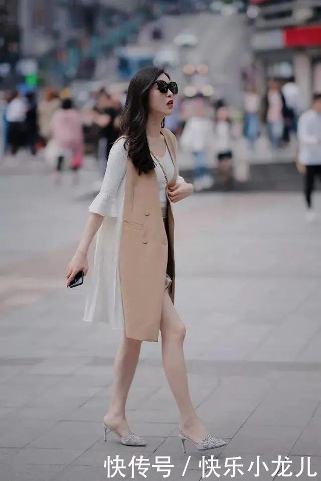  「显得」一双银色尖头高跟鞋，气质时尚又靓丽，走在路上很容易脱颖而出
