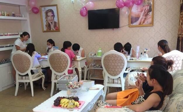 女子自主创业，开美甲店，年赚20万