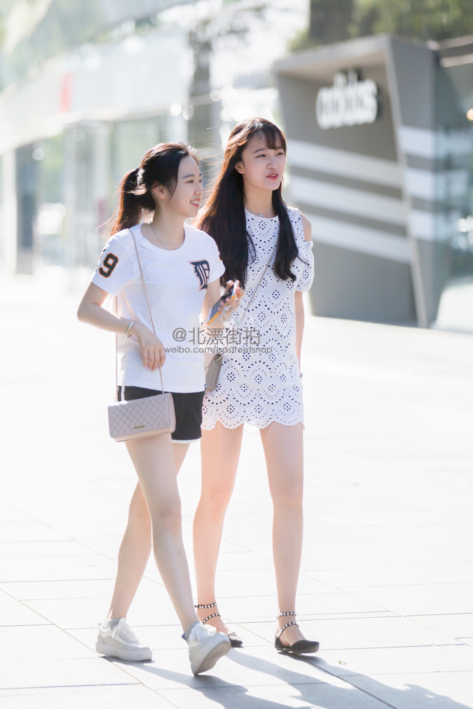 路人街拍：外国小姐姐的身材比例是很好的，穿的也绝对清爽