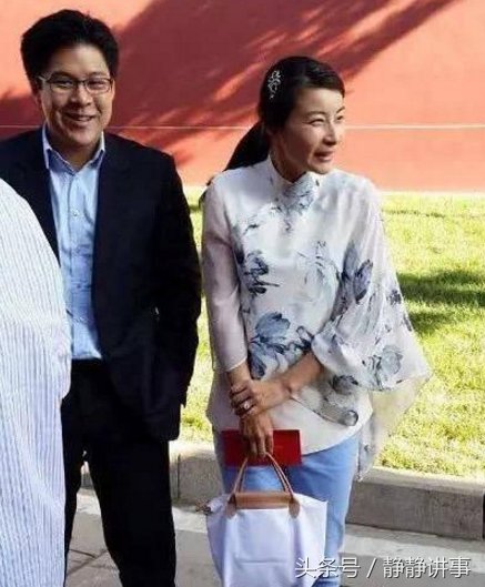 37岁郭晶晶与39岁老公合体出席活动，身穿旧衣服显朴素节俭!