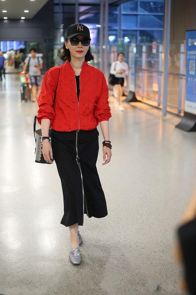 陈数携手儿子现身，网友:太像姐弟了