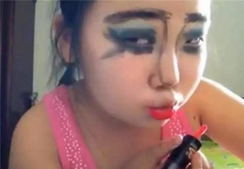 【小时】年仅15岁小女孩,出门前化妆要1小时,自称“简妆”:别人耗时更长