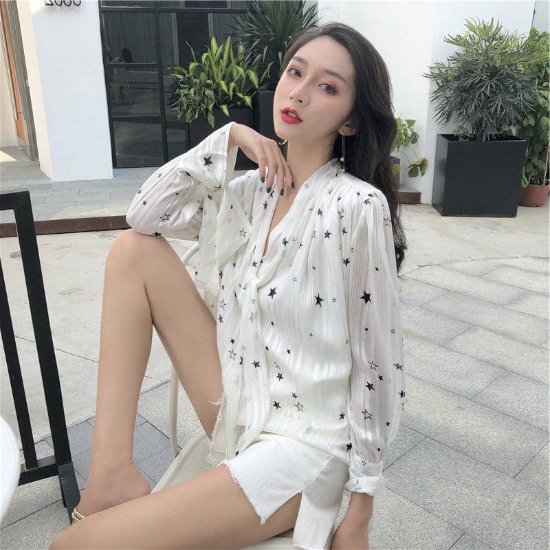 小姐姐还在犹豫穿什么，别犹豫了看看下面，在犹豫过冬了