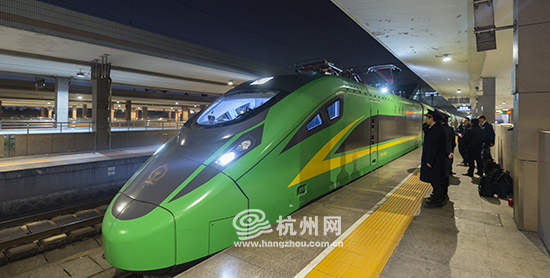 ＂绿巨人＂复兴号动车组服役杭州春运 普速铁路迈入动车时代