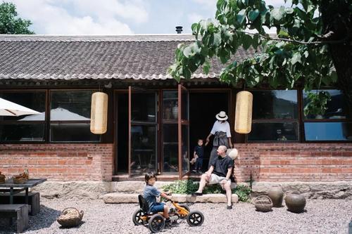 空置25年的农舍里 这个歪果仁怎么从预算不够到过上理想生活