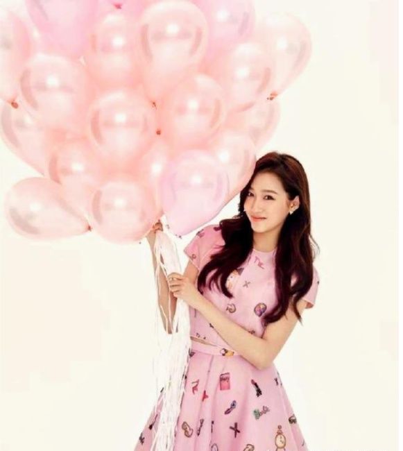 女星与气球合影，杨幂高级感，热巴唯美，关晓彤少女感!