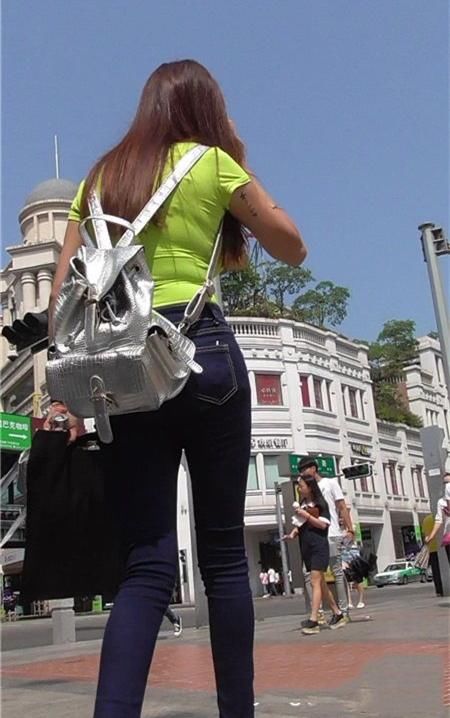 甜美少女所喜欢穿的紧身裤