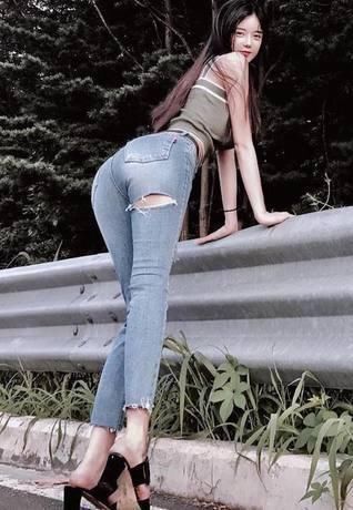 时尚紧身装，小姐姐彰显出完美身材，放大你的瞳孔！