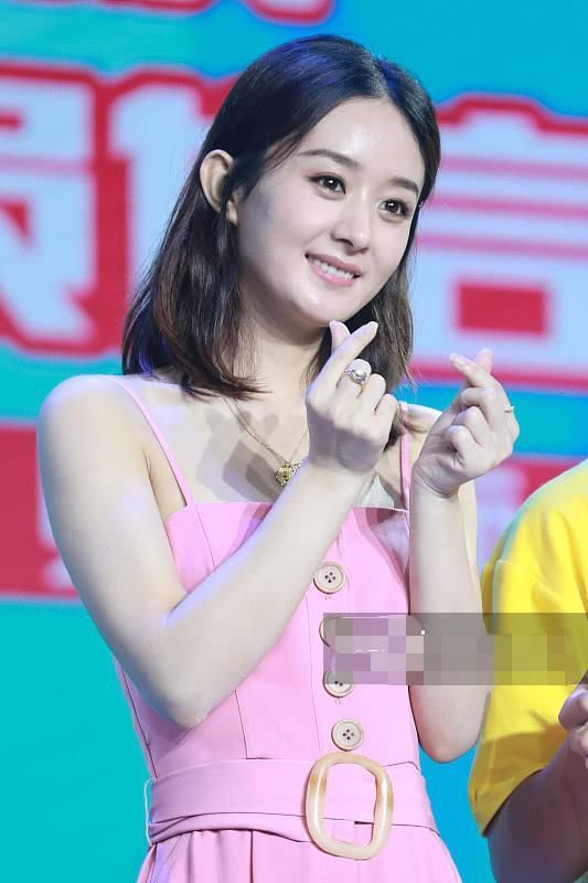 赵丽颖现身某活动现场，小腹平坦破谣言，自曝择偶标准要求并不高