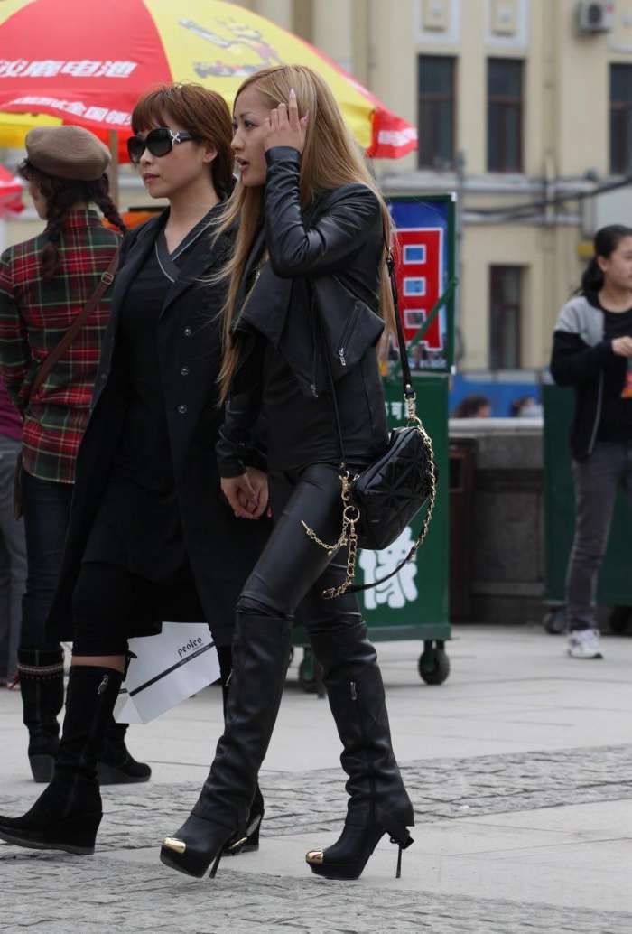 街拍: 皮衣皮裤金发酷女郎, 火辣身材透过皮裤, 展示得淋漓尽致