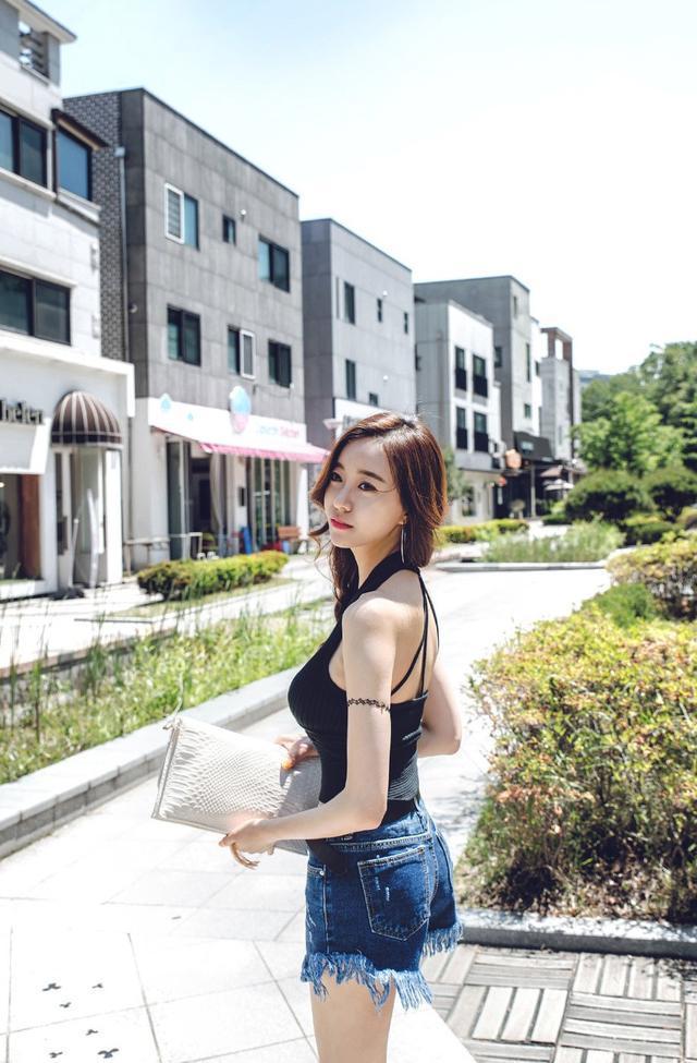 街拍:小姐姐渔网袜出街，时尚中透露着一点儿小性感！