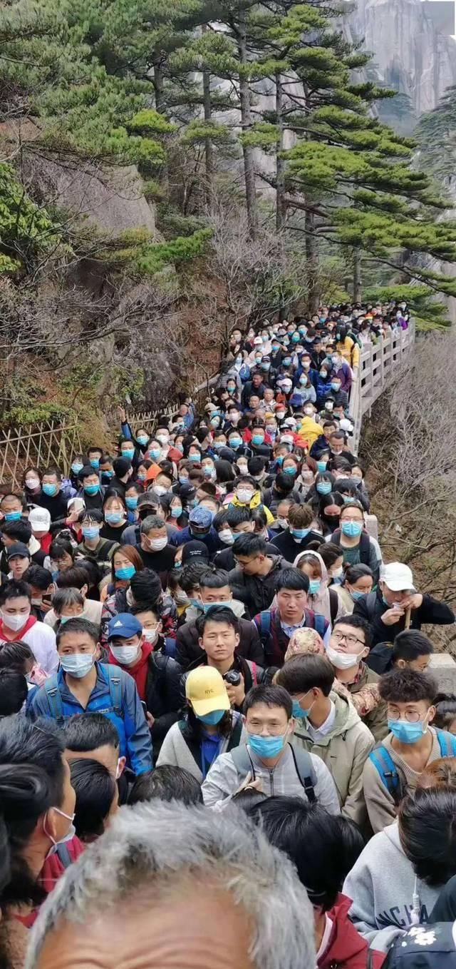  『爬墙』景区闭园，家长带孩子爬城墙进入！保安怒怼：你们就这样教孩子？