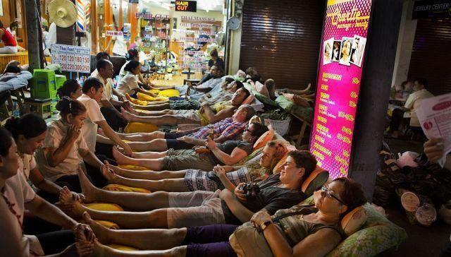 外国游客在泰国体验传统泰式按摩,中国大妈实力抢镜,堪称主力军