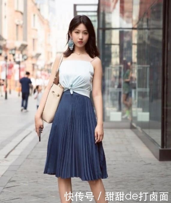 「气质」美女街拍:紧身裙小姐姐,展现高挑的身材,尽显性感的魅力!
