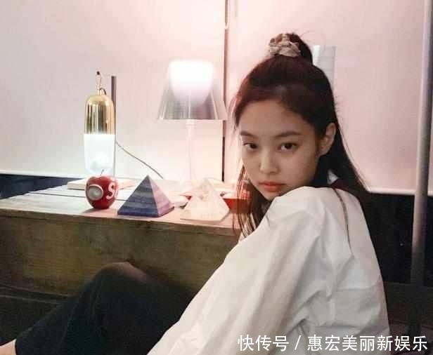  [发圈儿]别小瞧“奶奶发圈”的魔力，真·搭配高手都在用它凹造型