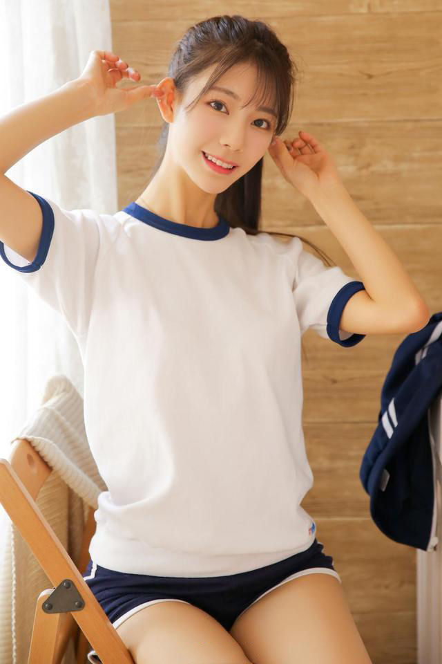 小智图说-穿白色短袖衫在家中休息的可爱甜美学妹