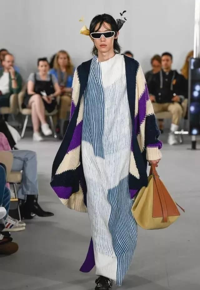  『新装』LOEWE是如何做到＂独树一帜“的？来看看它的20春夏新装!