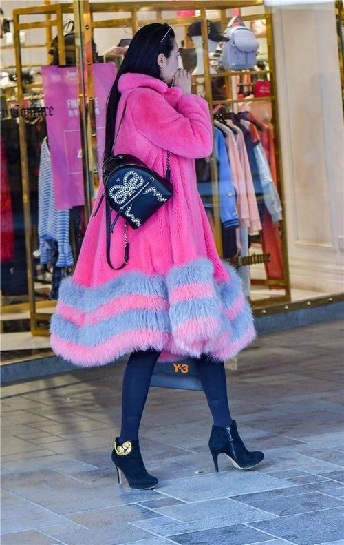 街拍：姑娘爱美，她们更喜欢抓拍的自然美