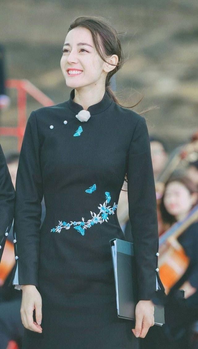 同穿黑色旗袍，迪丽热巴仙气，柳岩性感，她最风尘！