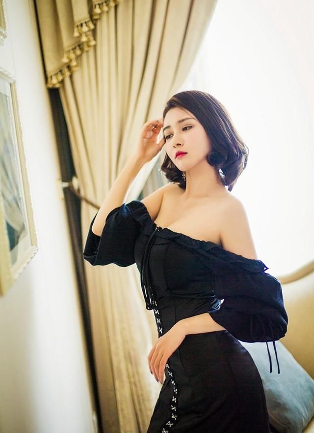 短发性感美女穿连衣短裙展迷人美腿，身材丰满尽显完美曼妙曲线！