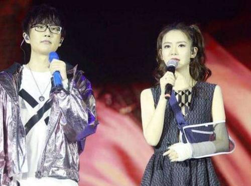 戚薇也太会穿,受伤一点都不影响她的美,时尚范儿活力感足足的