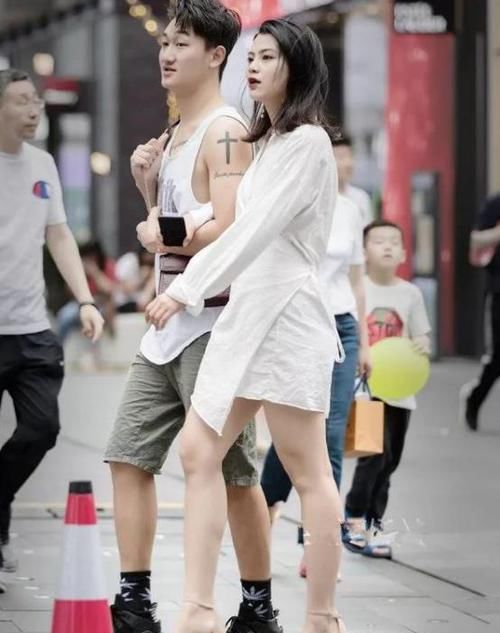  『气质』美女时尚街拍：窈窕淑女的美女，一条玫红色的连衣裙，时尚美丽大方气质