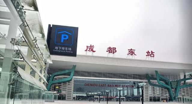 四川最大高铁站，占地面积68万平方米，有95个足球场大！