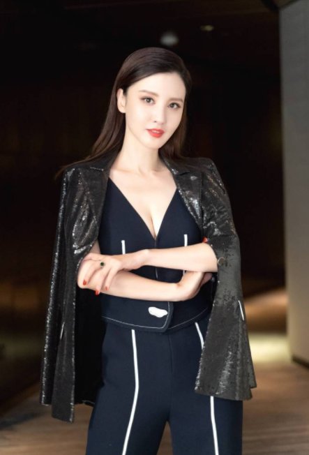 张萌活动随拍，与身俱来的性感魅力，满满的女人味