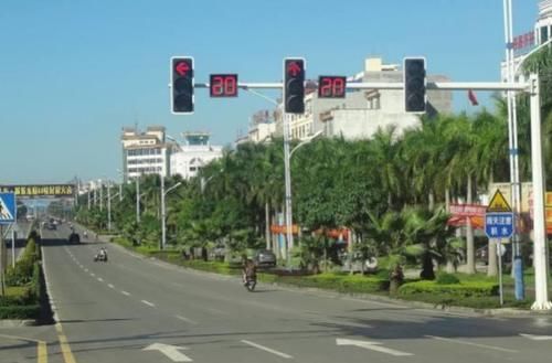  「取消」全新红绿灯上线，取消读秒，一次就是6分，车主为此叹气