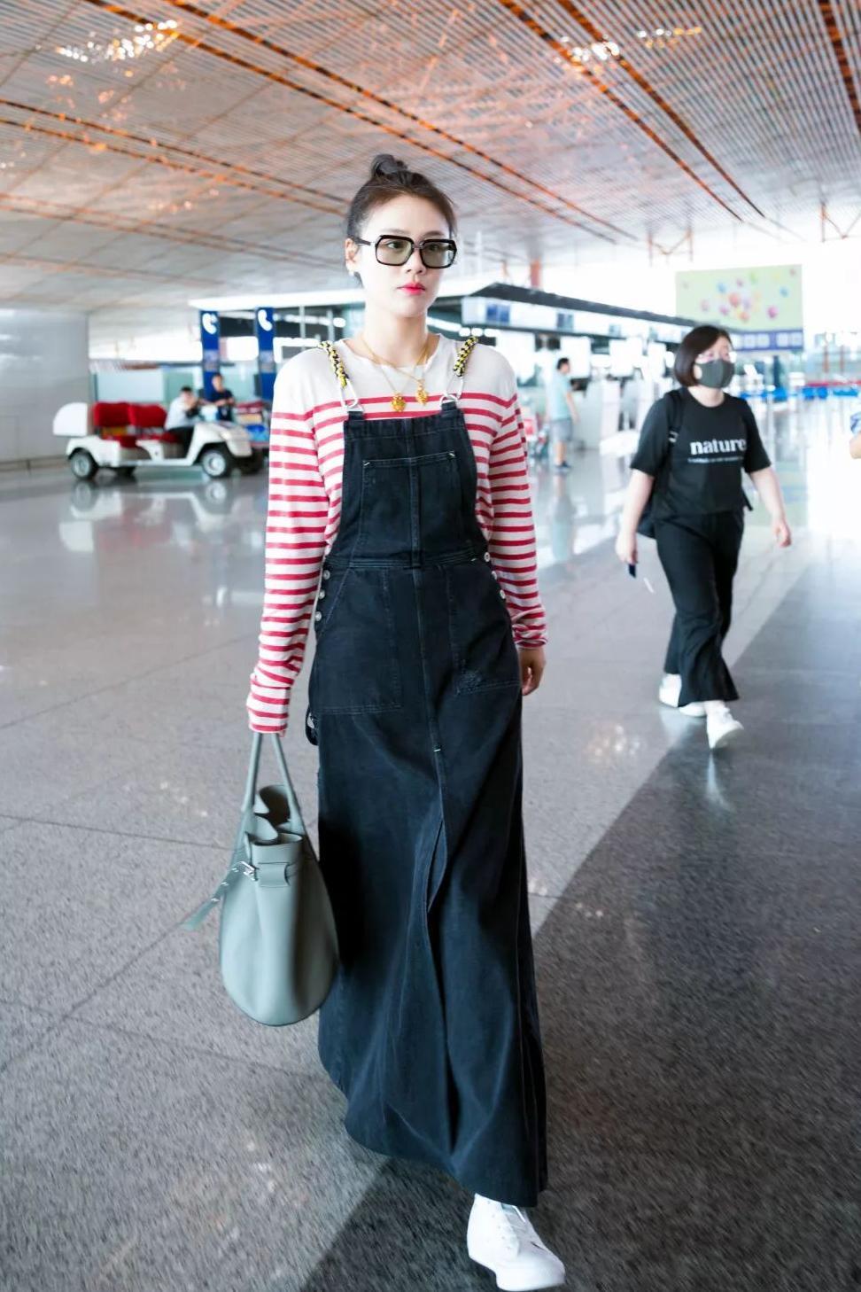 窦靖童周迅忘年交同框,同款搪瓷杯要不要来一只?