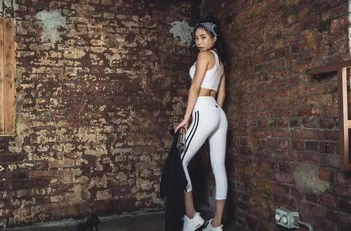 紧身打底裤：贴合收紧腿部，很有吸引力！