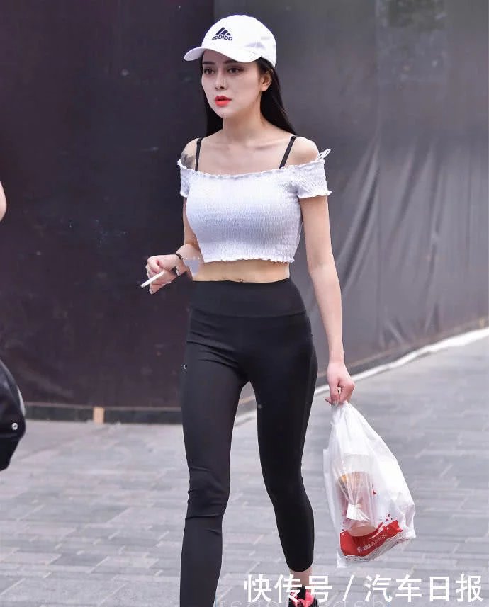 街拍白色裹胸小女人身材玲珑有致，全身上下都是迷人女人味