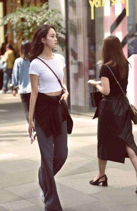 街拍: 白色包臀裙小美女，身材匀称举止优雅，令人着迷！