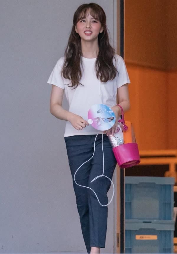 韩国国民闺女金所炫，身穿红裙亮相，真实的腿让人看呆了！