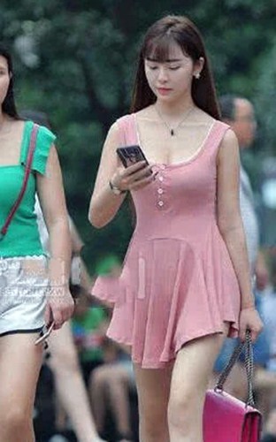 小羽街拍：粉色长裙美女，身材凹凸有致，面容美丽迷人！