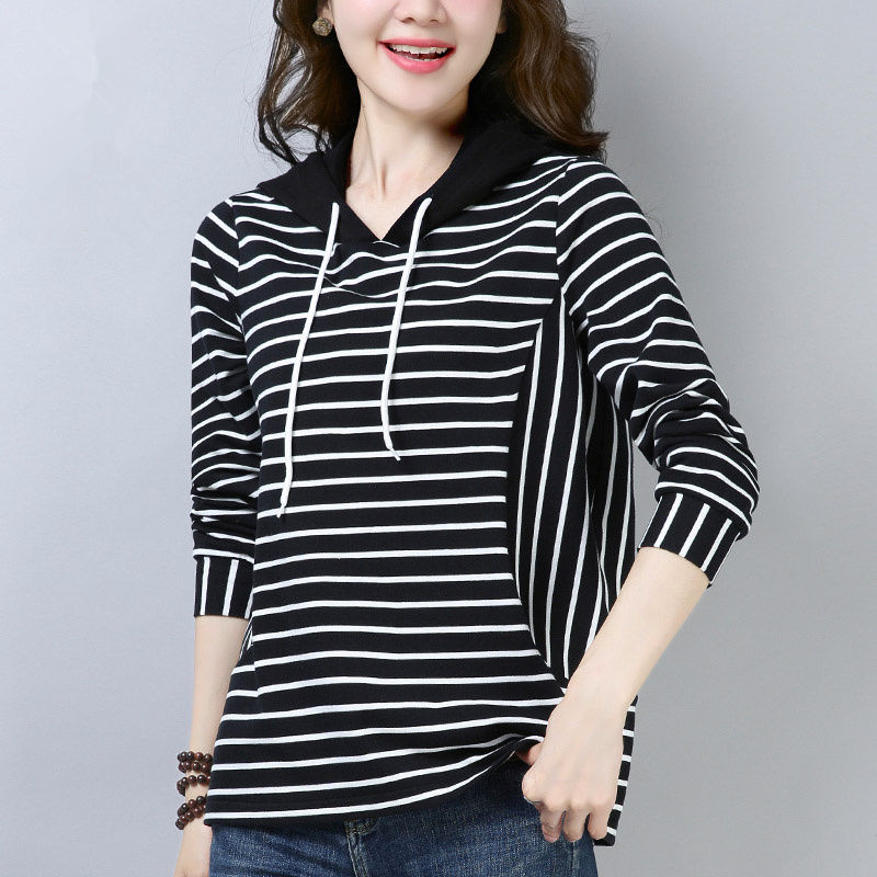 真没想到，今年流行的卫衣竟这么洋气，70后老婆穿上，减龄美炸