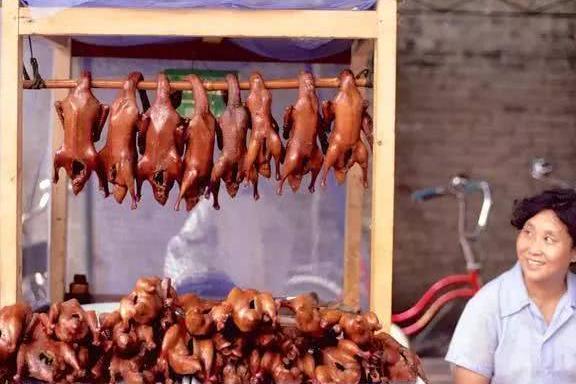 15张老照片:80年代外国游客拍摄的中国小吃！