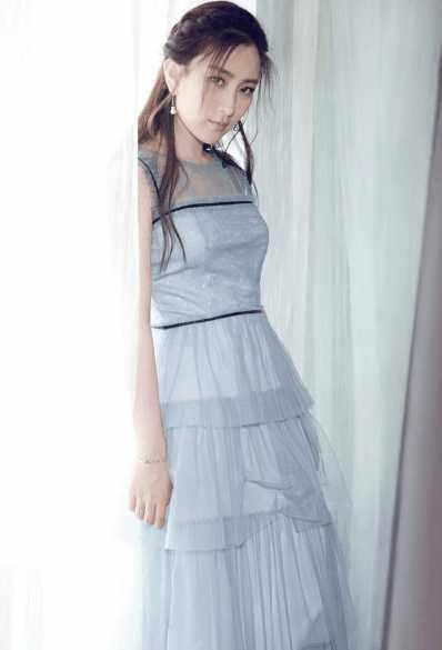 马苏为显腿长也是拼了，腰带快系胸上了，网友：还是挡不住土气！