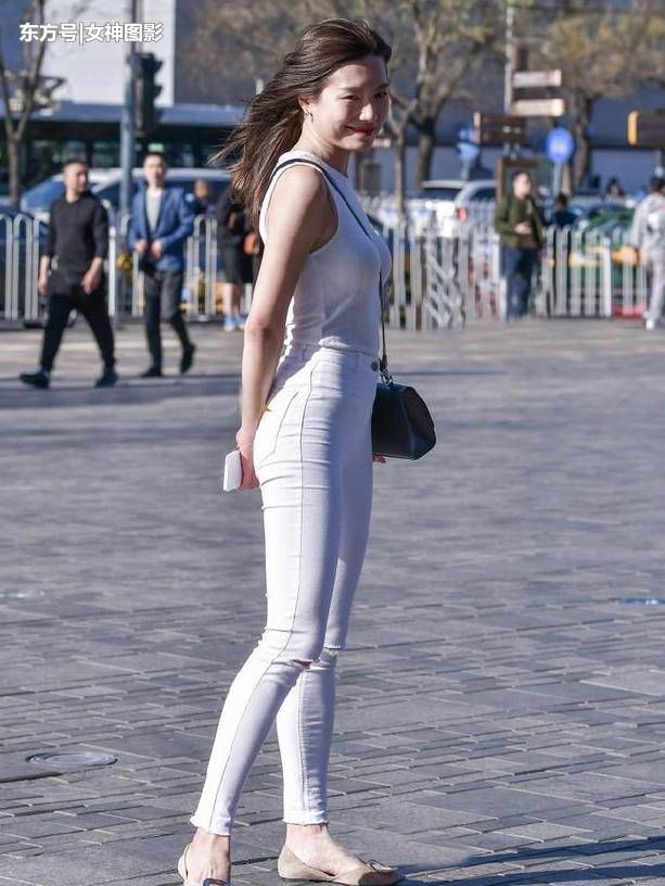 时尚街拍:紧身打底裤凸显小姐姐的好身材!