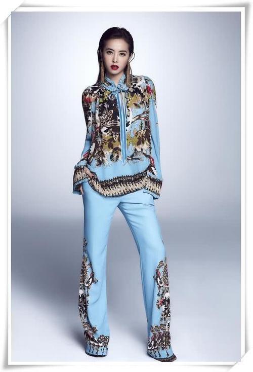 蔡依林敢穿！穿连体衣腰间还挖俩“洞”，网友的目光全都被锁定了