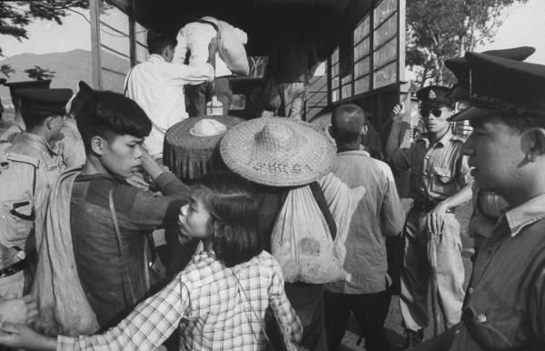 老照片，1962年自然灾害10万人逃往香港