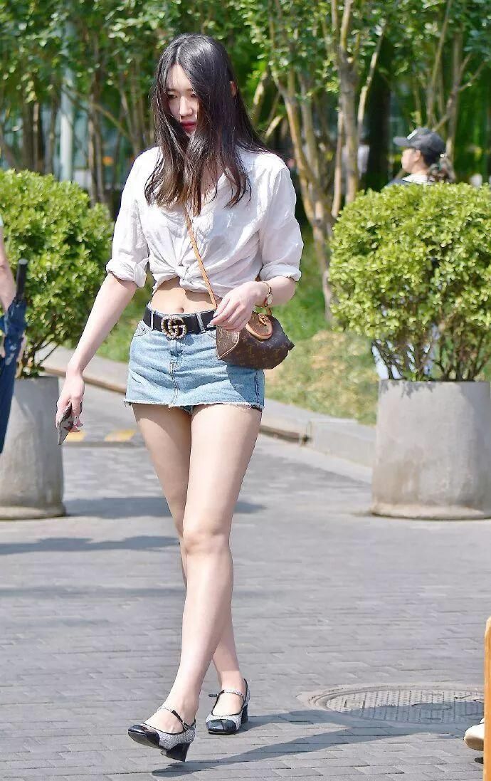 街拍:特别的短裤美少女，雪白肌肤能反光!
