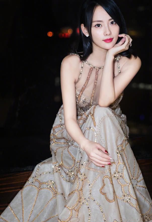 她是杜淳伤害最深的女人，如今被王思聪兄弟宠成少女，气质甜美！