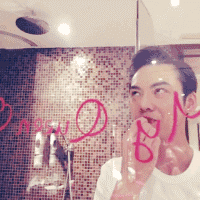 男明星也爱涂口红?陈伟霆技法娴熟,李晨竟把口红折断了!