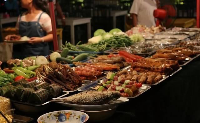  流浪者|深圳地摊江湖：月入过万的城市流浪者，还有难以诉说的心