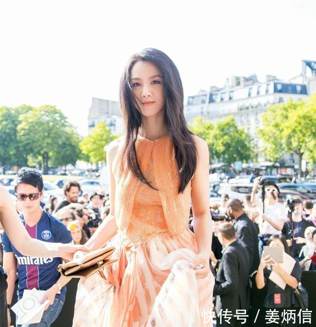 平时穿得像路人，一上台却惊艳众人，汤唯给女明星做了最好示范！