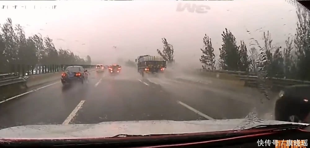  #车道#为什么老司机雨天跑高速都这么做，这里面大有学问，新手